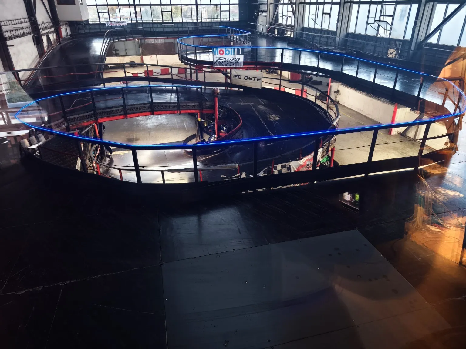 Indoor 3D motokárová dráha Motokáry Praha