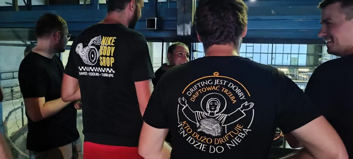 Závodníci v aréně Motokáry Praha
